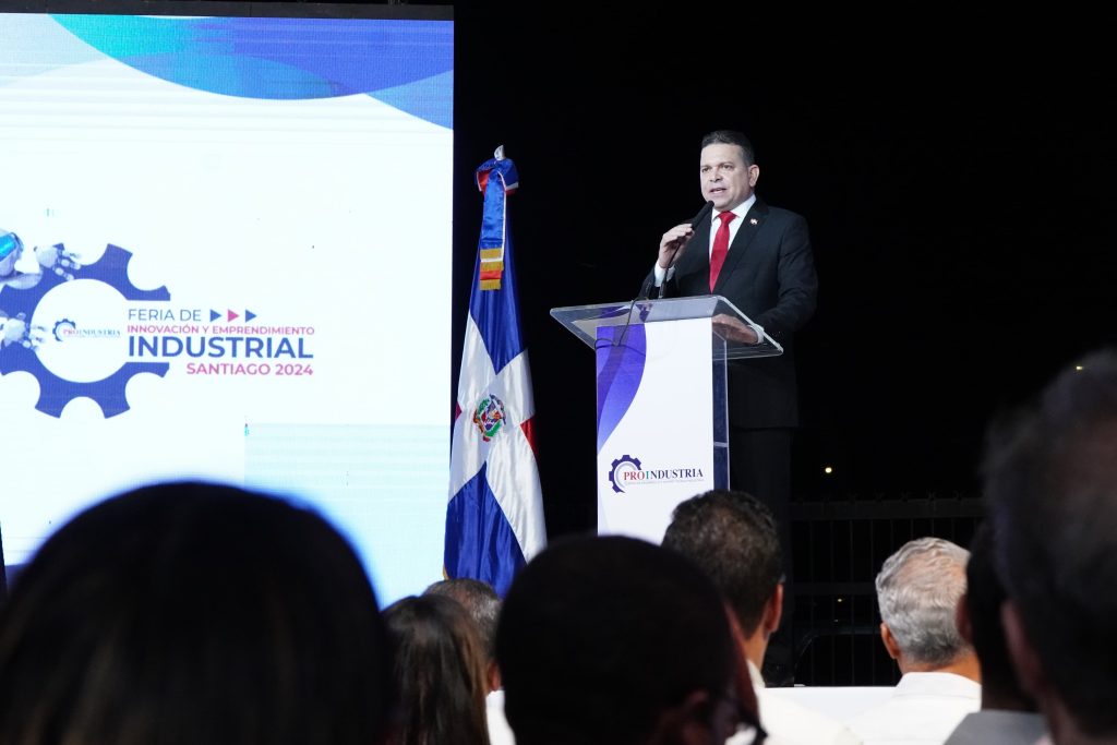 Proindustria inaugura la IV Feria de Innovación y Emprendimiento Industrial 2024 en Santiago; realizan reconocimiento especial al empresario Manuel Estrella