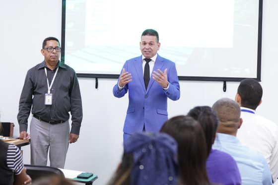 Personal de PROINDUSTRIA recibe orientación sobre crianza positiva en el Mes de la Familia