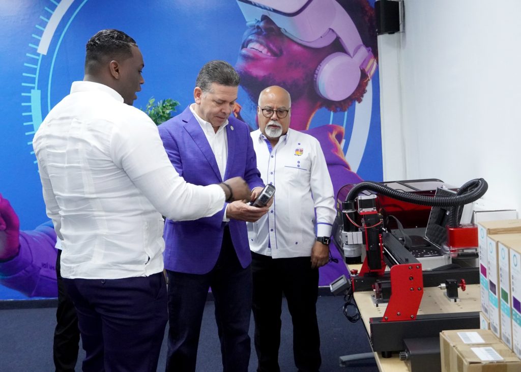 Proindustria entrega maquinarias al Instituto Politécnico Loyola para impulsar el Programa de Aceleración de Startups Industriales